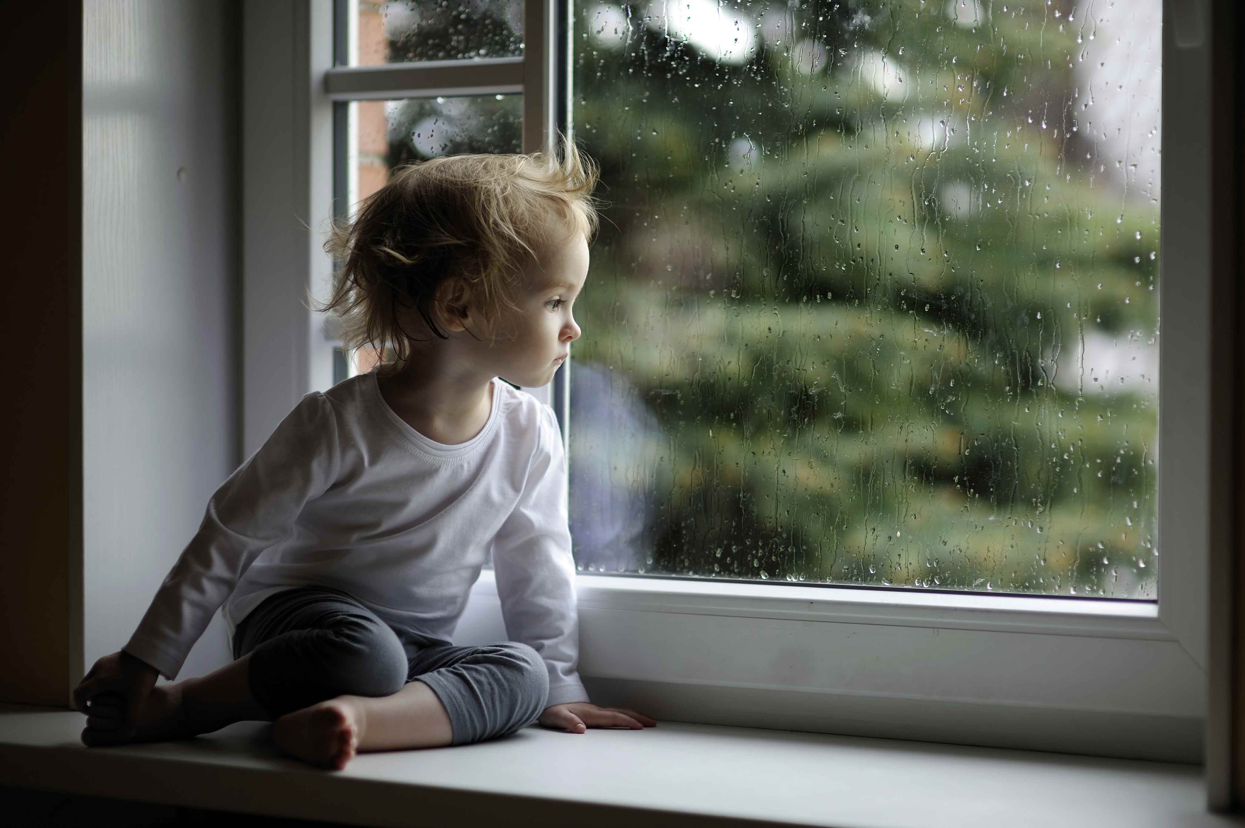 Скучающий у окна. Дети ждут. Девочка у окна. Ребенок на подоконнике. Ребенок у окна.